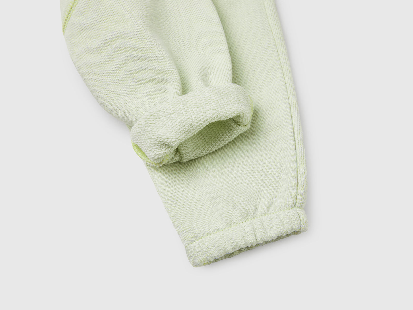 Pantaloni in felpa di cotone da neonato verde chiaro 3 | Benetton Outlet
