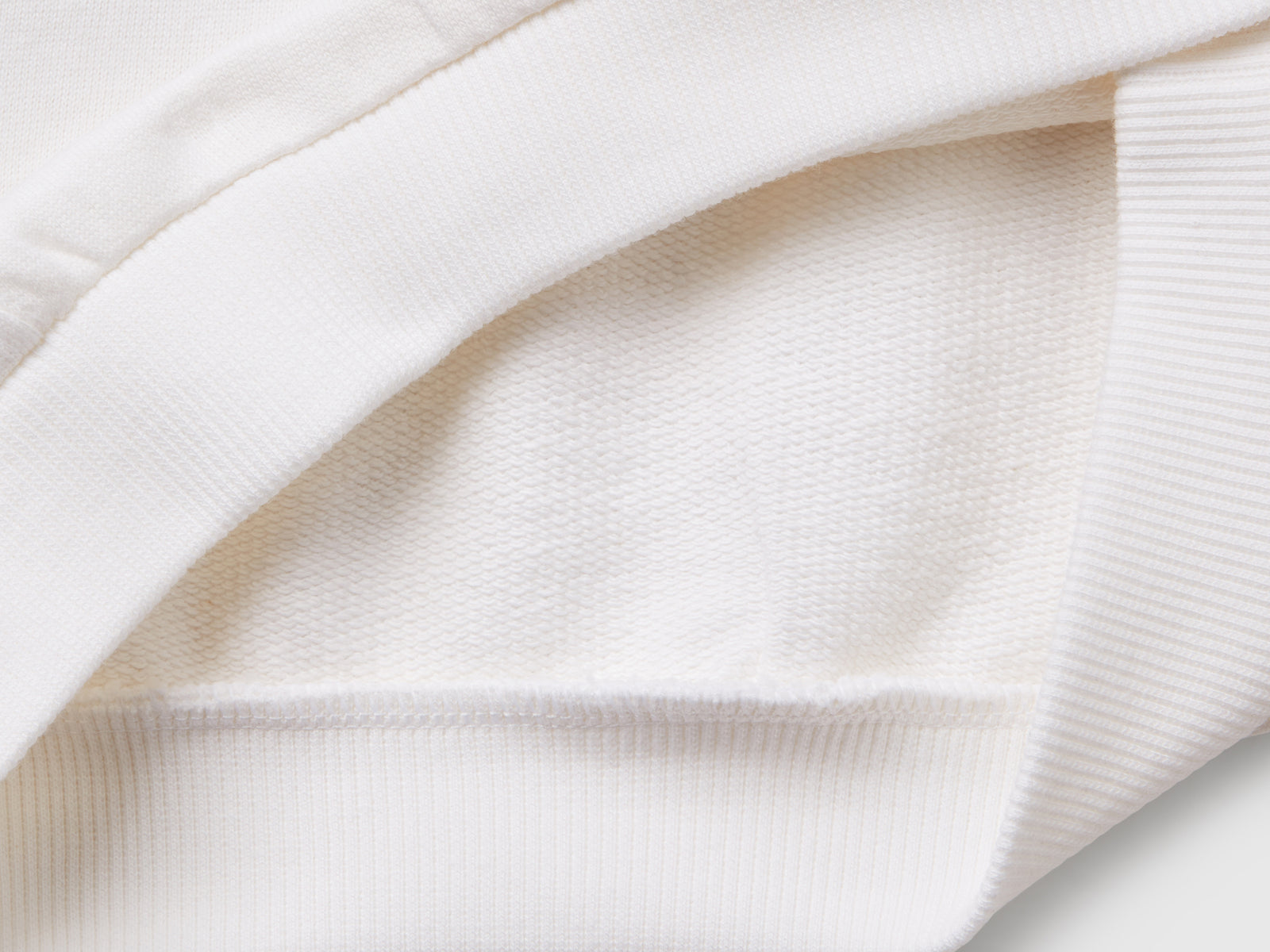 Crewneck sweatshirt with sequins da bimba bianco 3 | Benetton Outlet