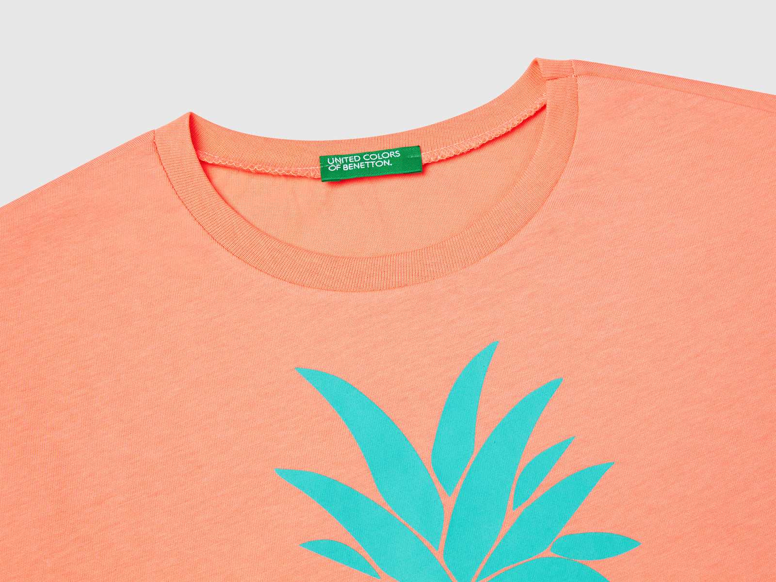 T-shirt con stampa fluo da bambina pesca 3 | Benetton Outlet
