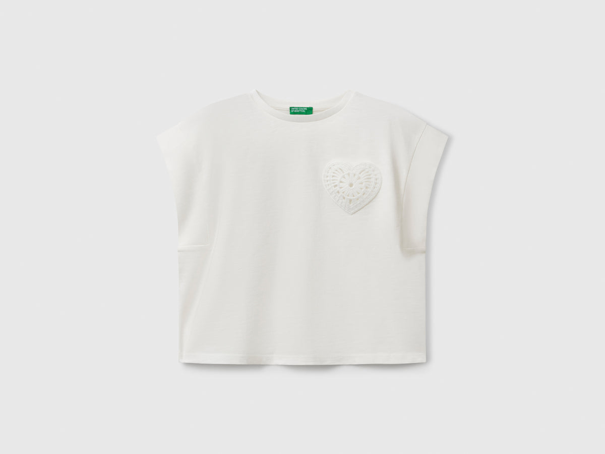 T-shirt con patch macramè