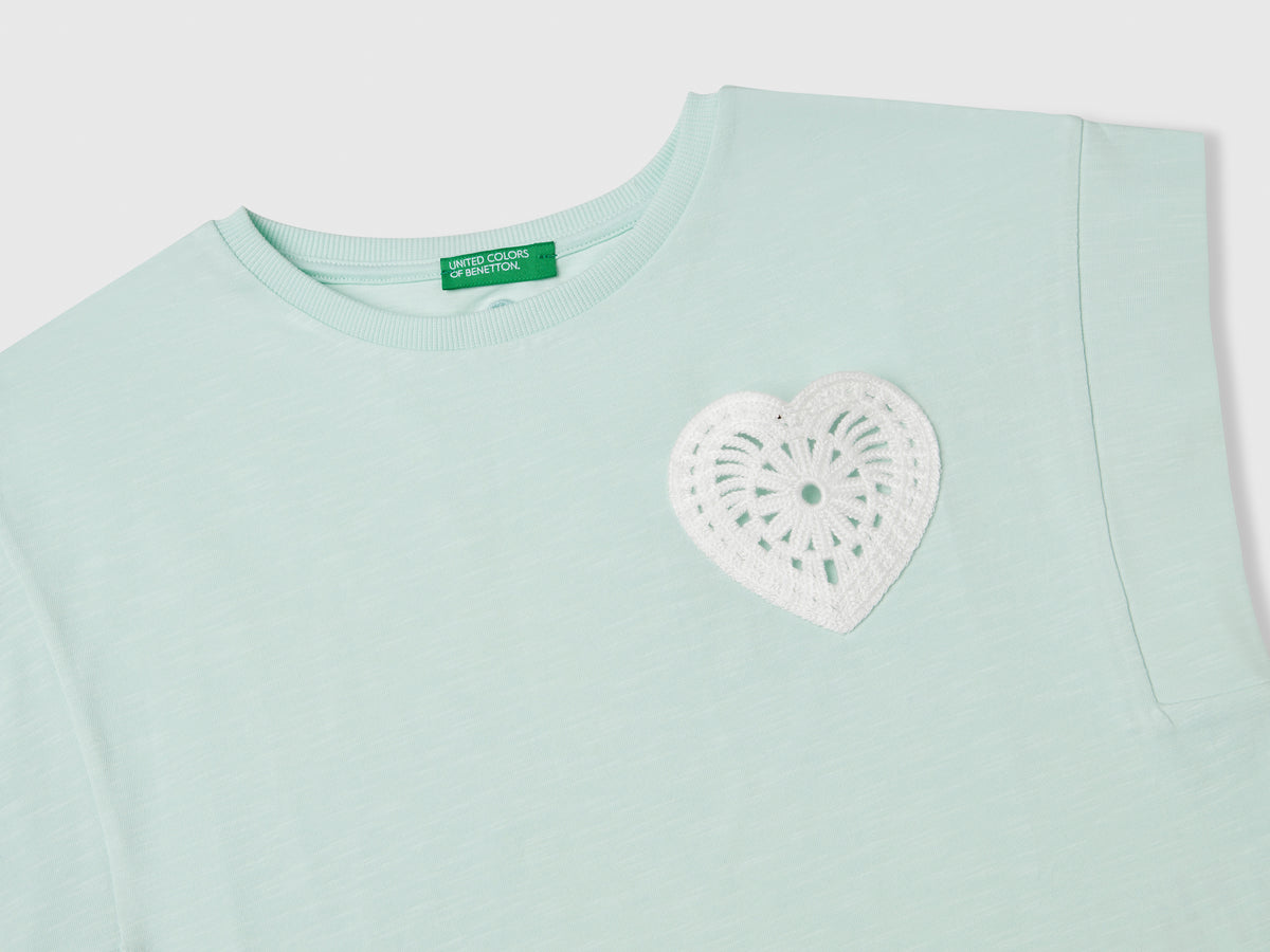 T-shirt con patch macramè