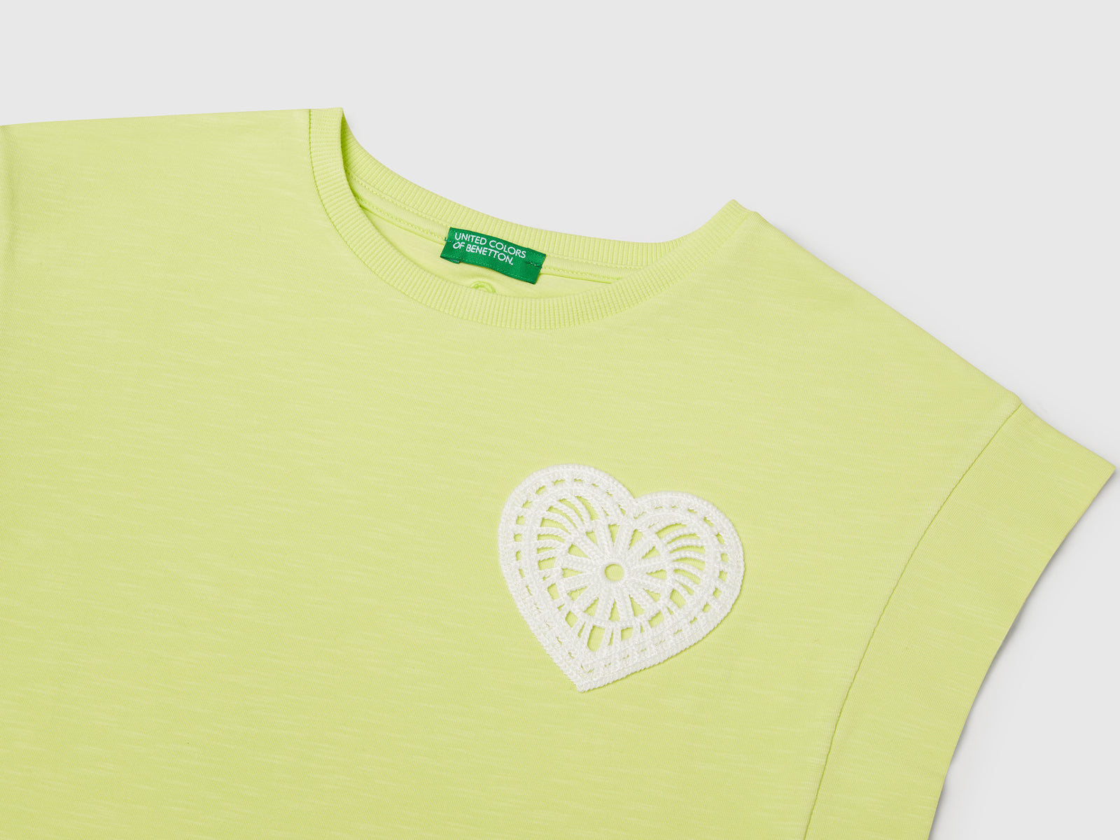 T-shirt con patch macramè da bambina lime 3 | Benetton Outlet
