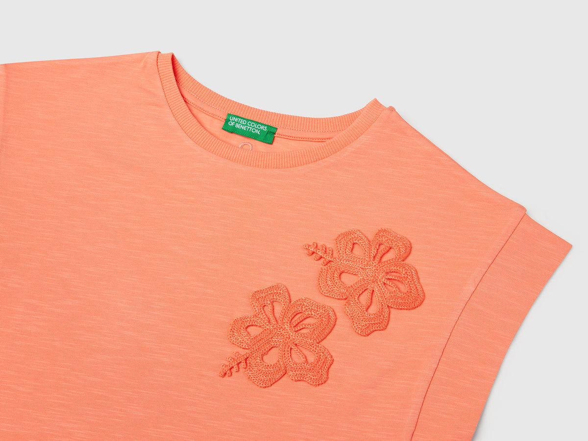 T-shirt con patch macramè