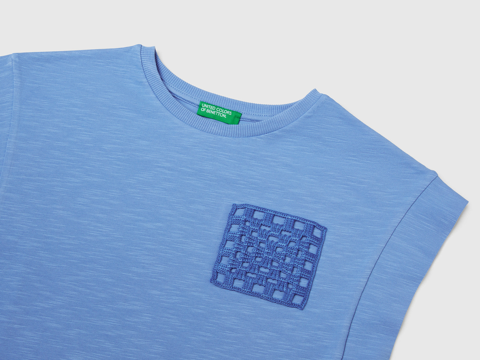 T-shirt con patch macramè da bambina celeste 3 | Benetton Outlet