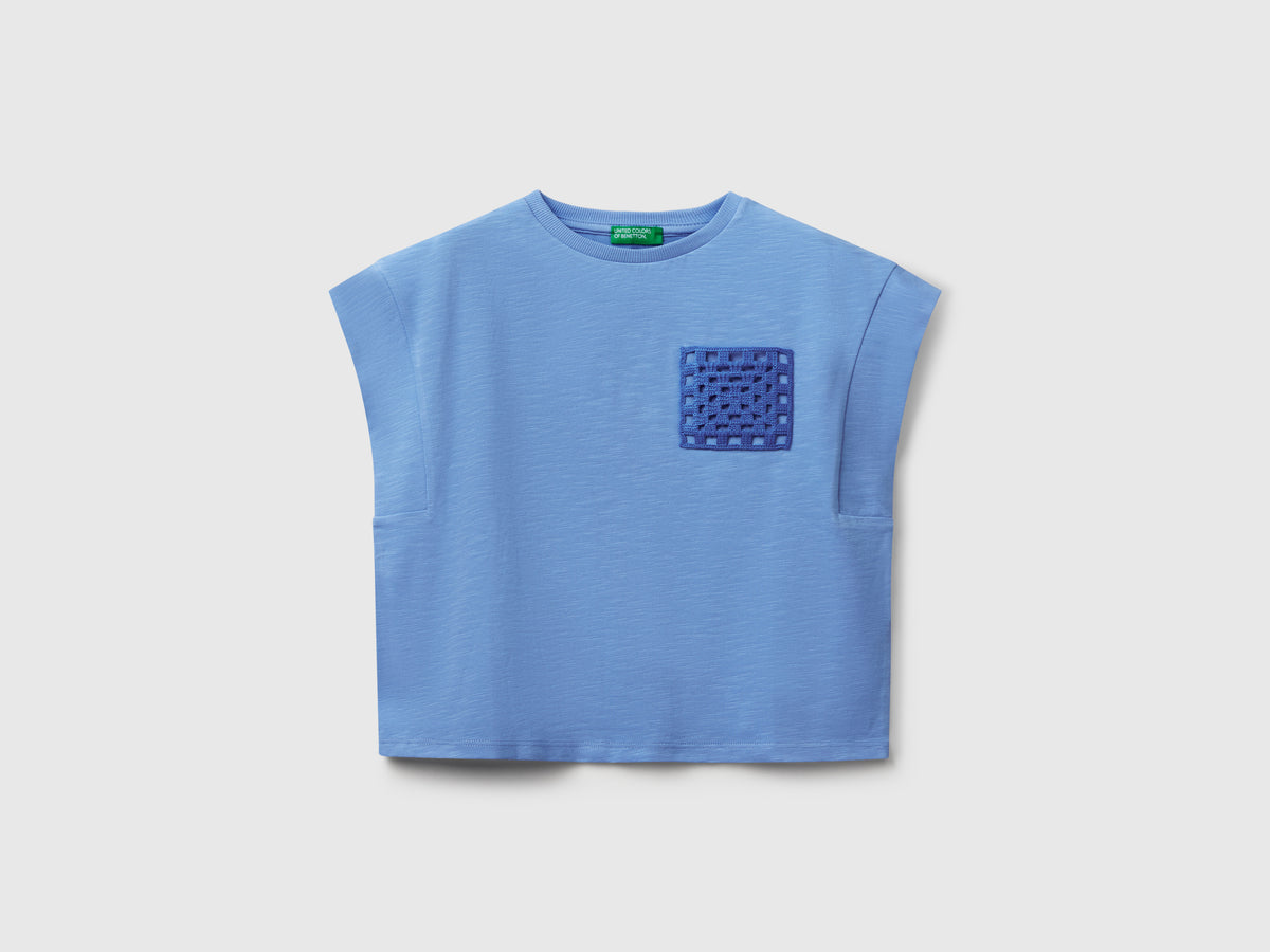 T-shirt con patch macramè