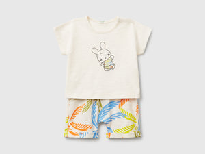 Completo leggero t-shirt e shorts