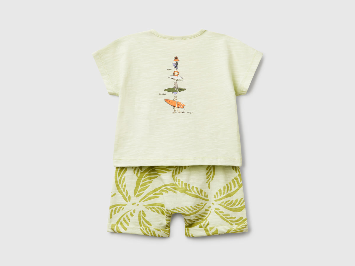 Completo leggero t-shirt e shorts