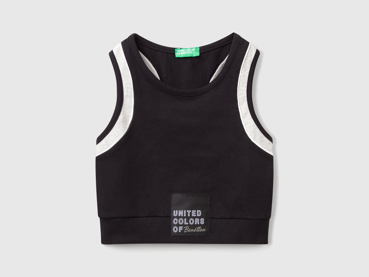 Top sportivo con piping