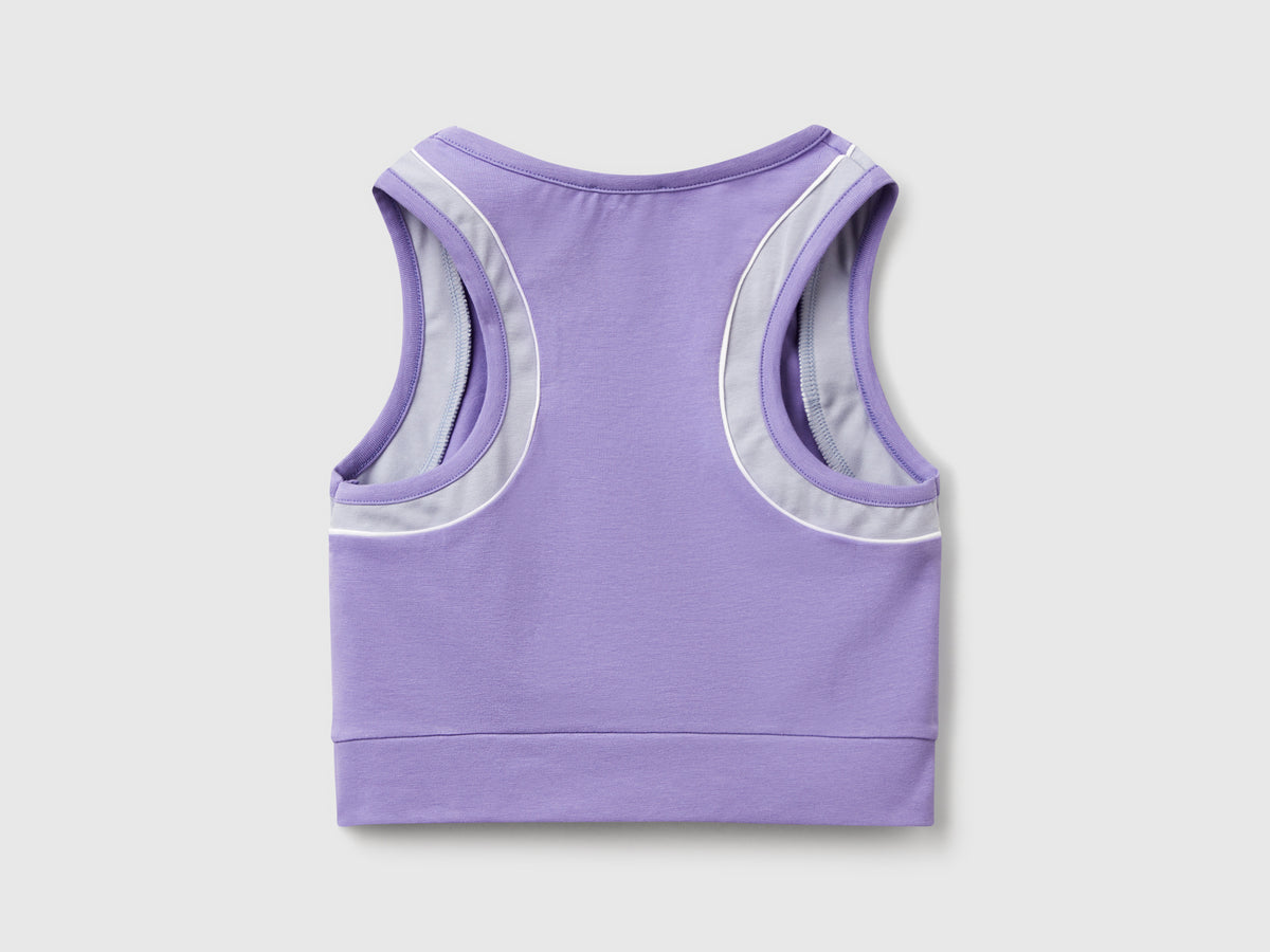 Top sportivo con piping