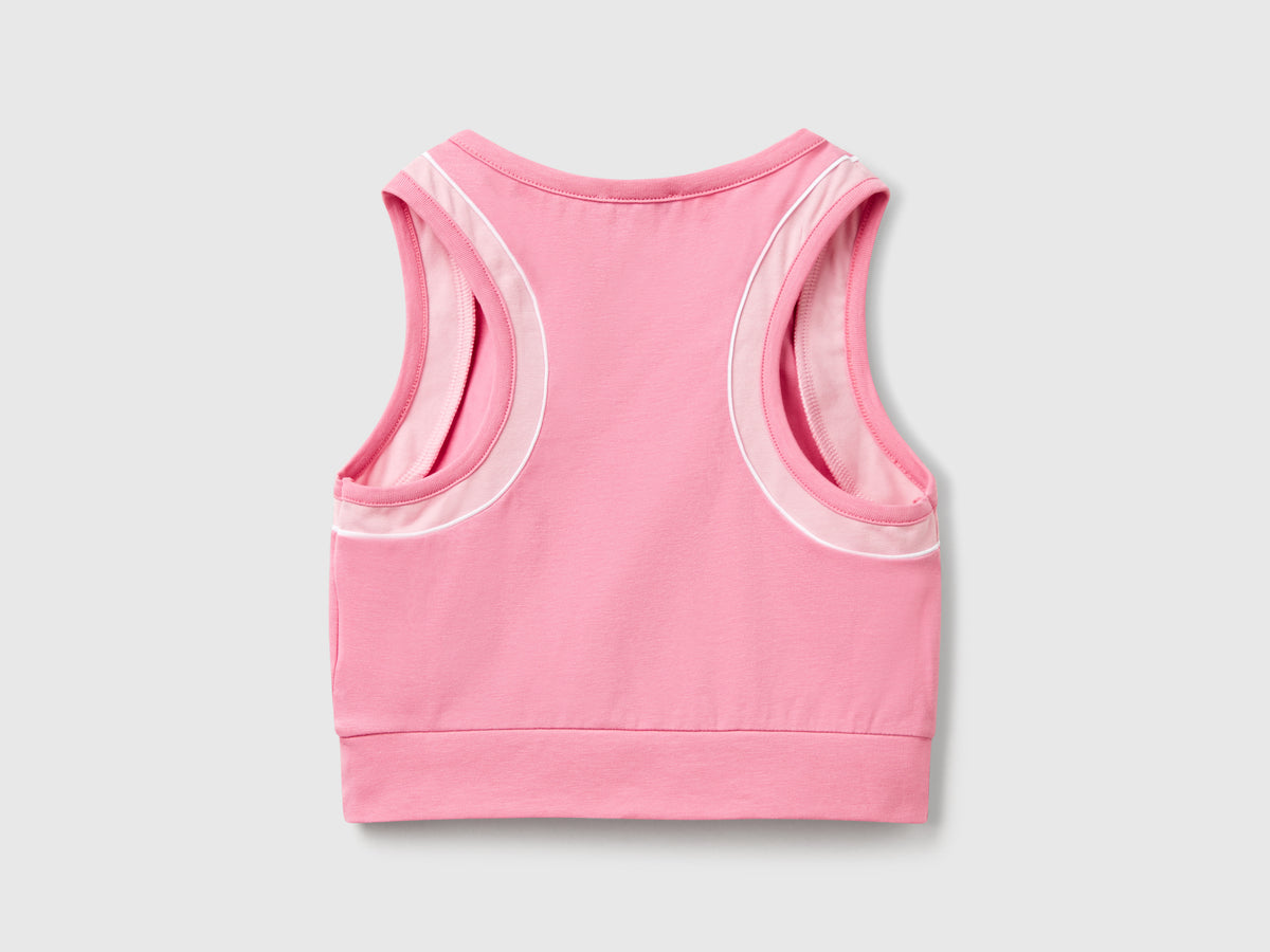 Top sportivo con piping