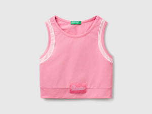 Top sportivo con piping