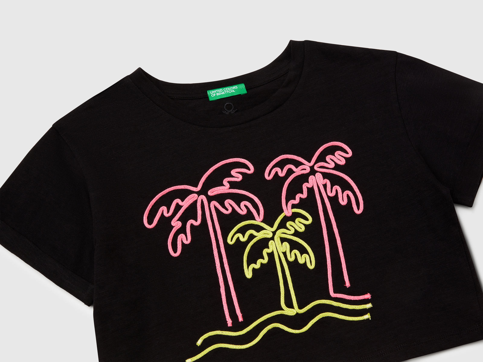 T-shirt con ricamo da bambina nero 3 | Benetton Outlet
