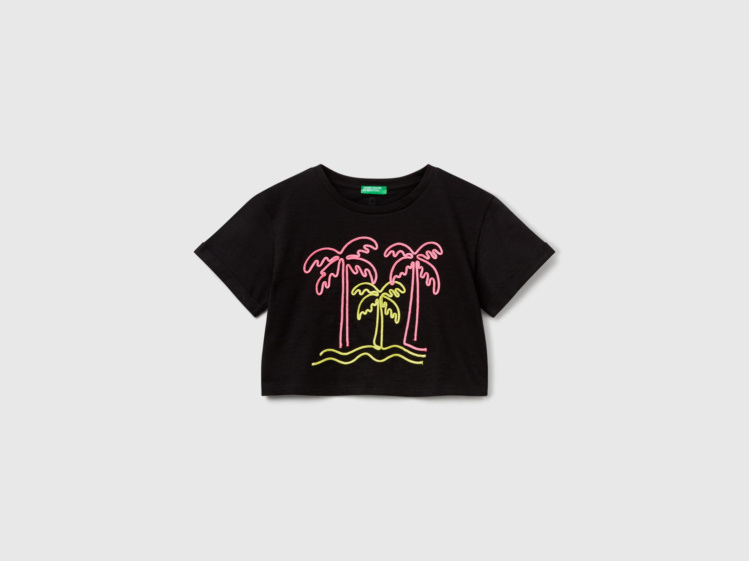 T-shirt con ricamo da bambina nero | Benetton Outlet