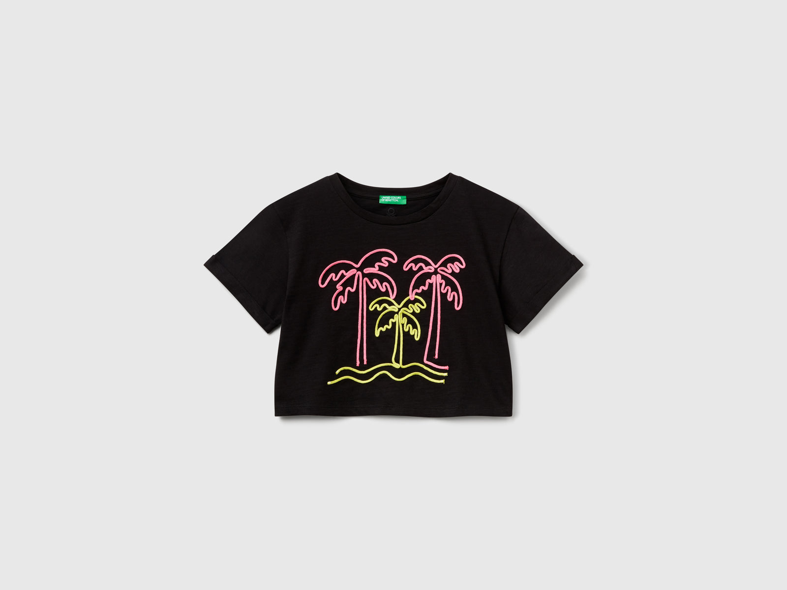 T-shirt con ricamo da bambina nero | Benetton Outlet