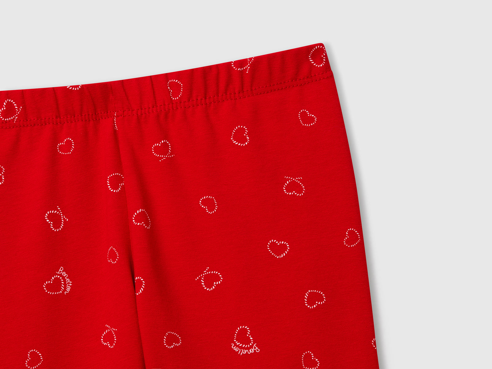 Leggings rossi con stampa cuori da bimba rosso 3 | Benetton Outlet