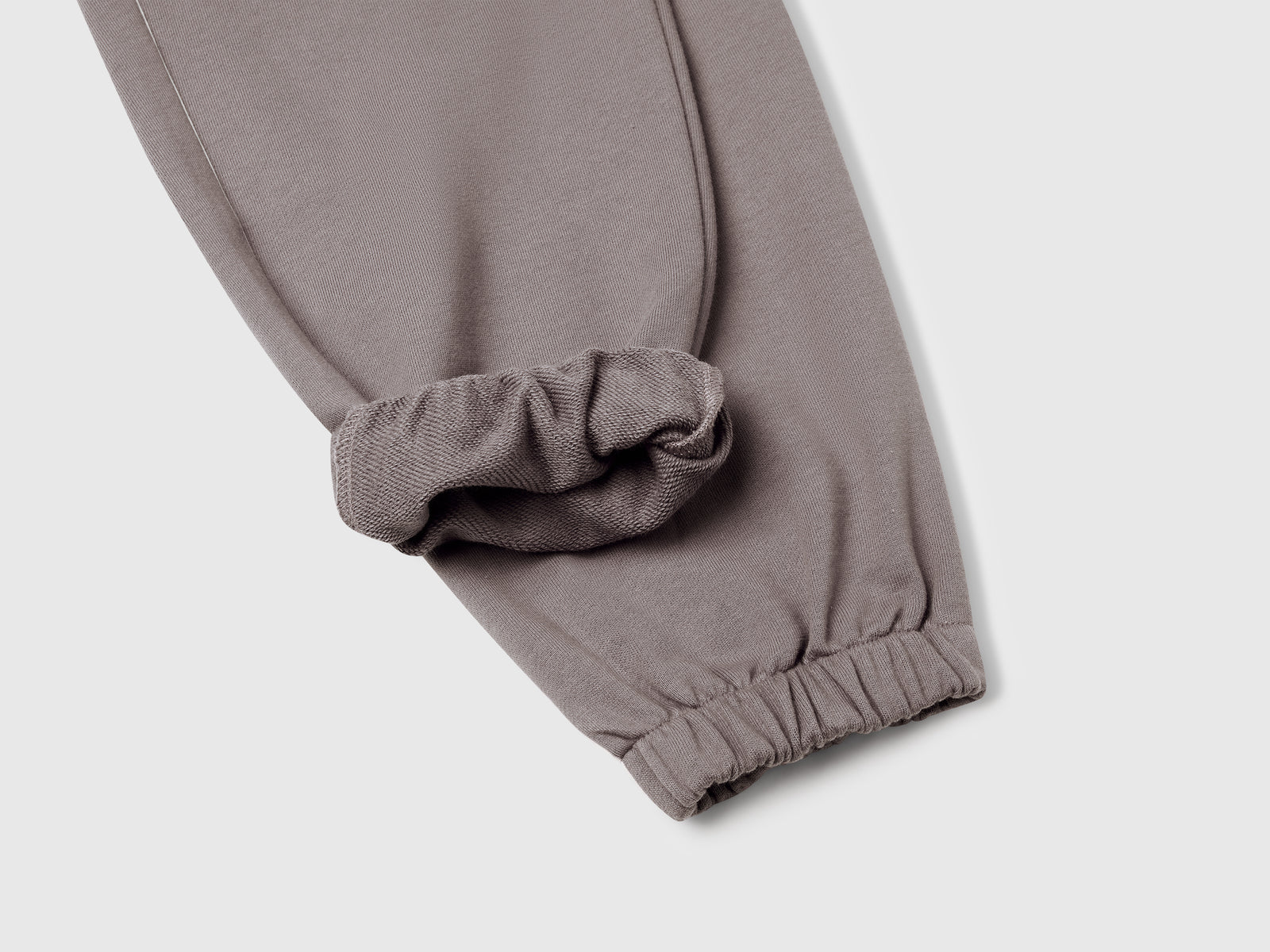 Pantaloni in felpa comfort fit da bambina grigio scuro 3 | Benetton Outlet