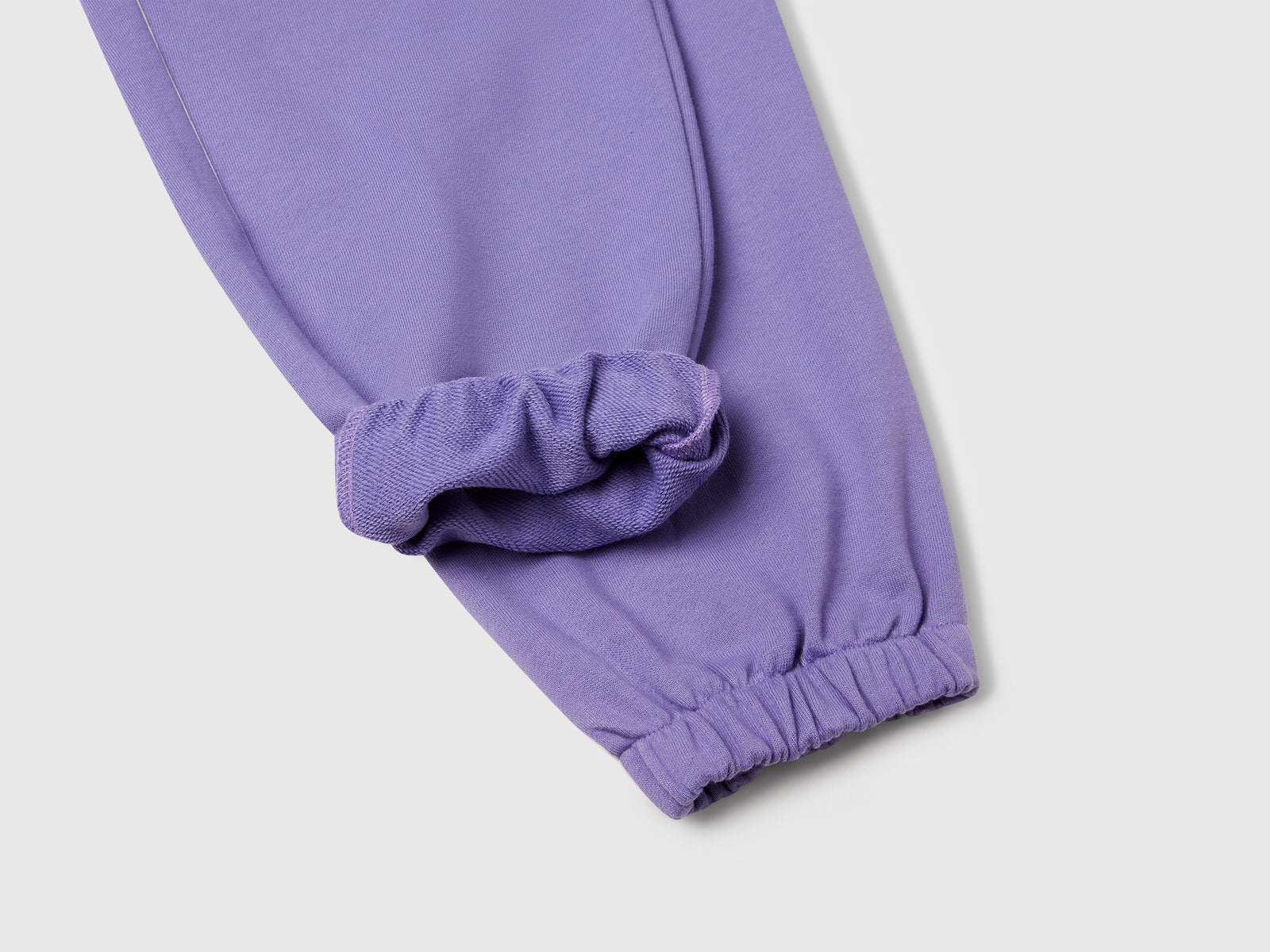Pantaloni in felpa comfort fit da bambina pervinca 3 | Benetton Outlet