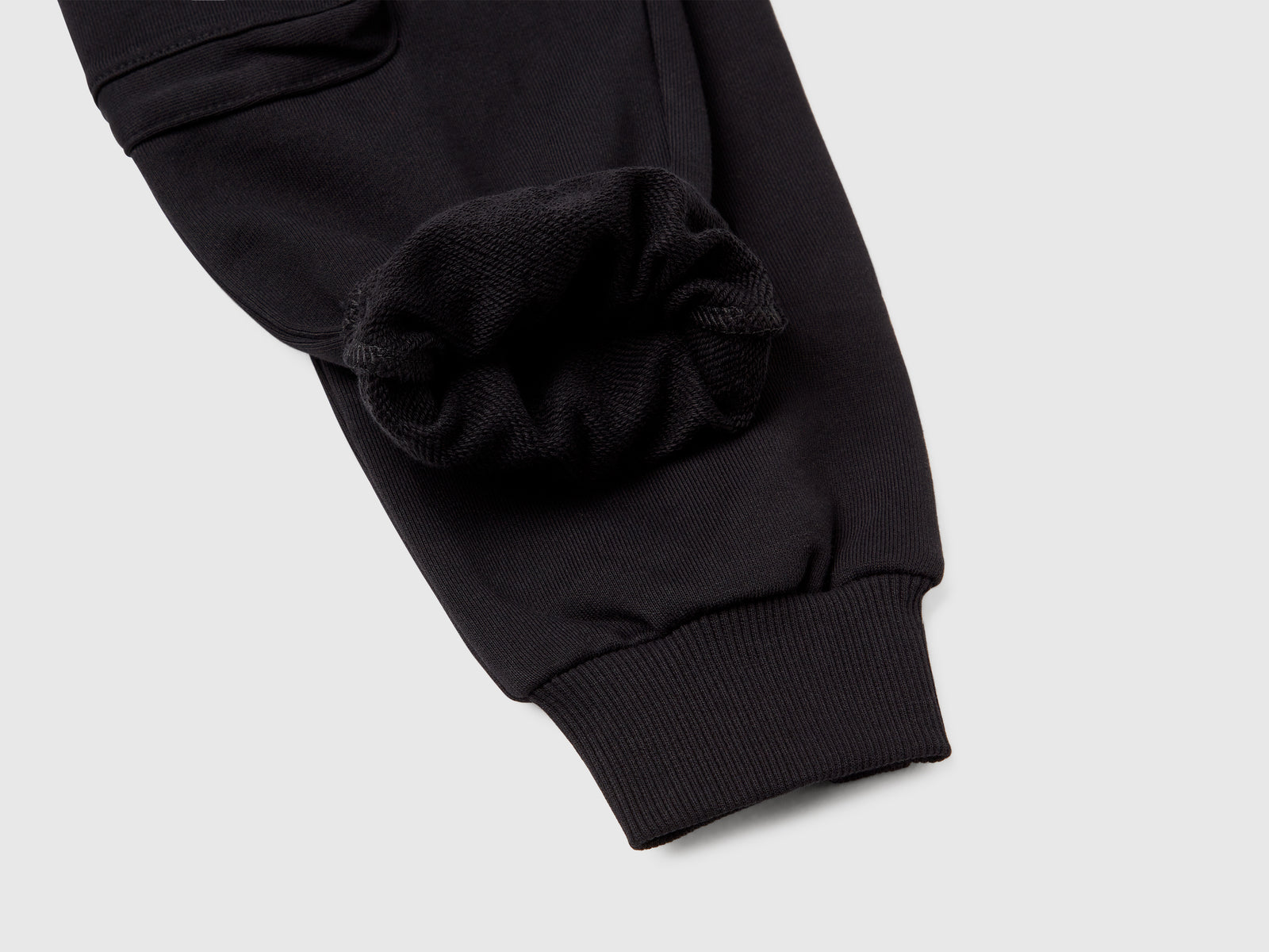 Pantaloni cargo in felpa da bambino nero 3 | Benetton Outlet