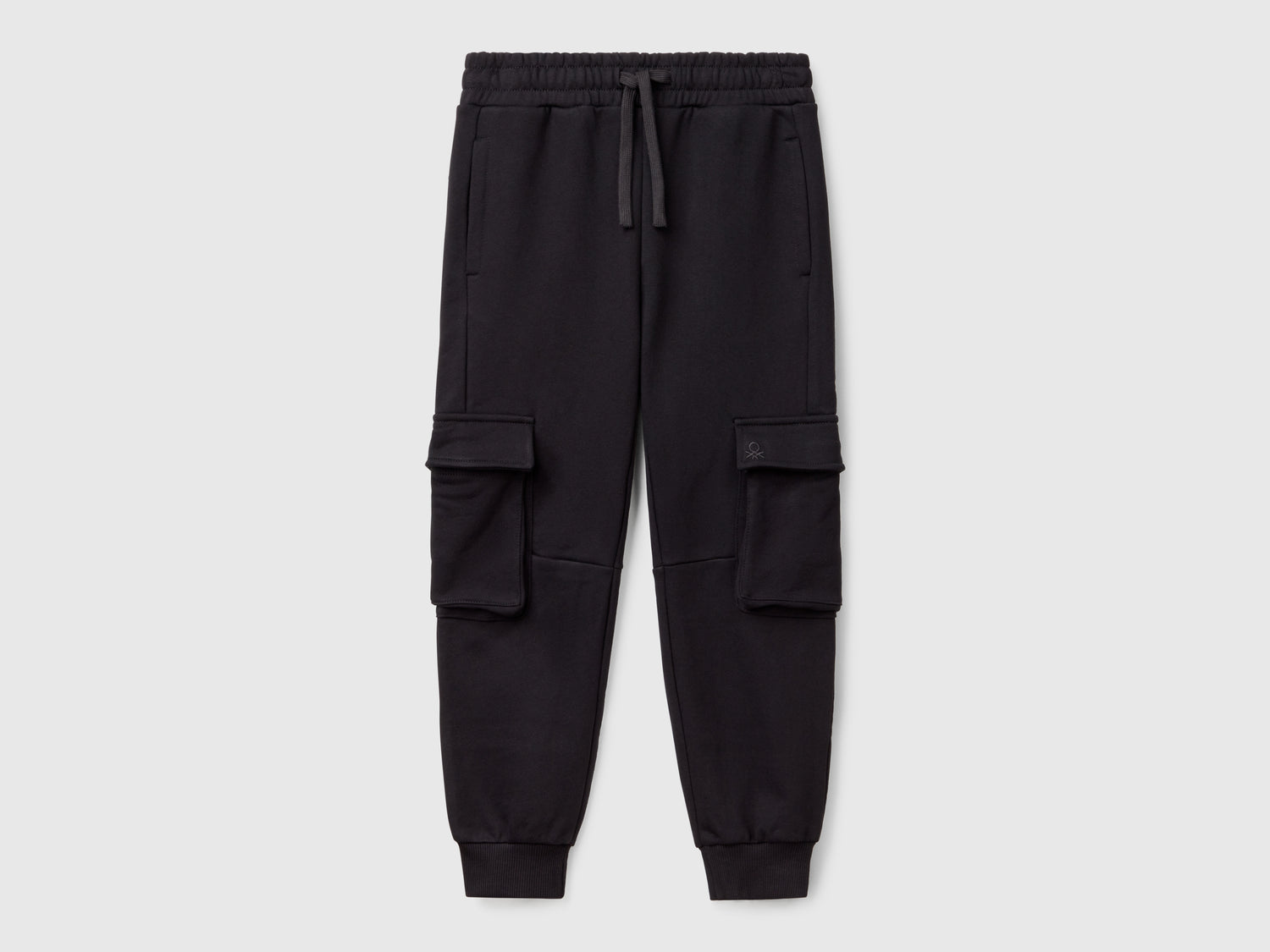 Pantaloni cargo in felpa da bambino nero | Benetton Outlet