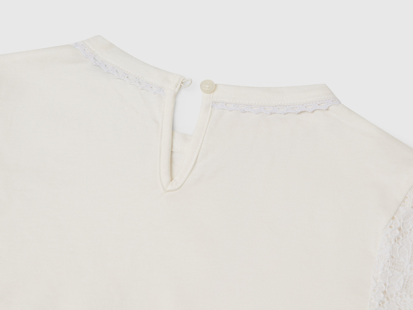 Maglietta con manica in pizzo da bambina bianco panna 3 | Benetton Outlet