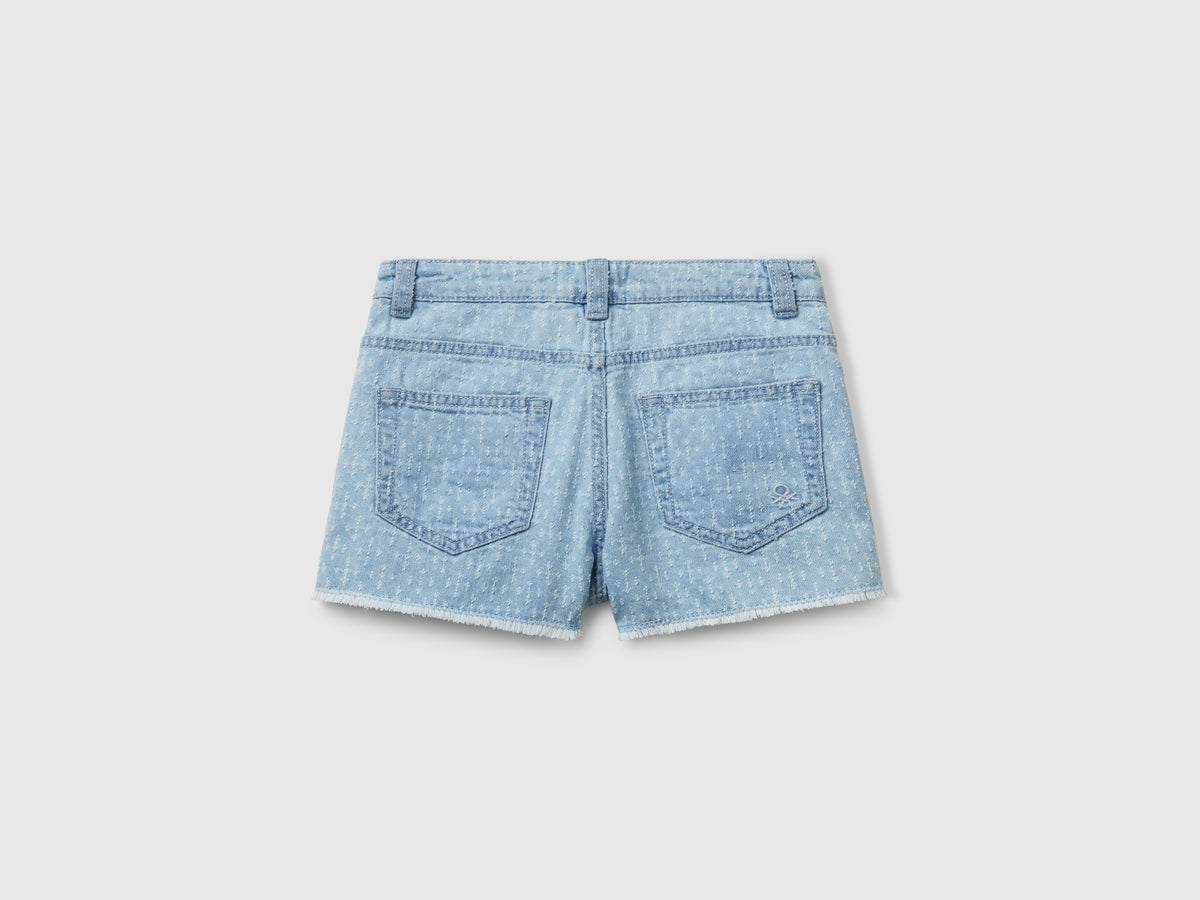 Pantaloni corti di jeans con sfrangiatura