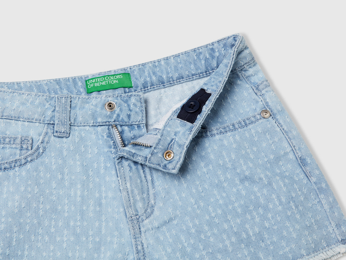 Pantaloni corti di jeans con sfrangiatura
