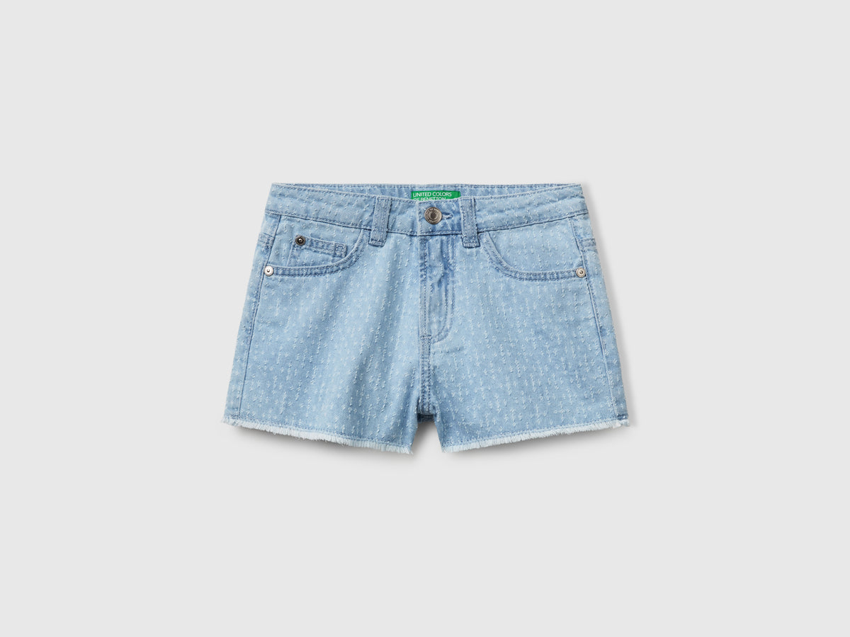 Pantaloni corti di jeans con sfrangiatura