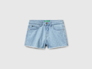 Pantaloni corti di jeans con sfrangiatura