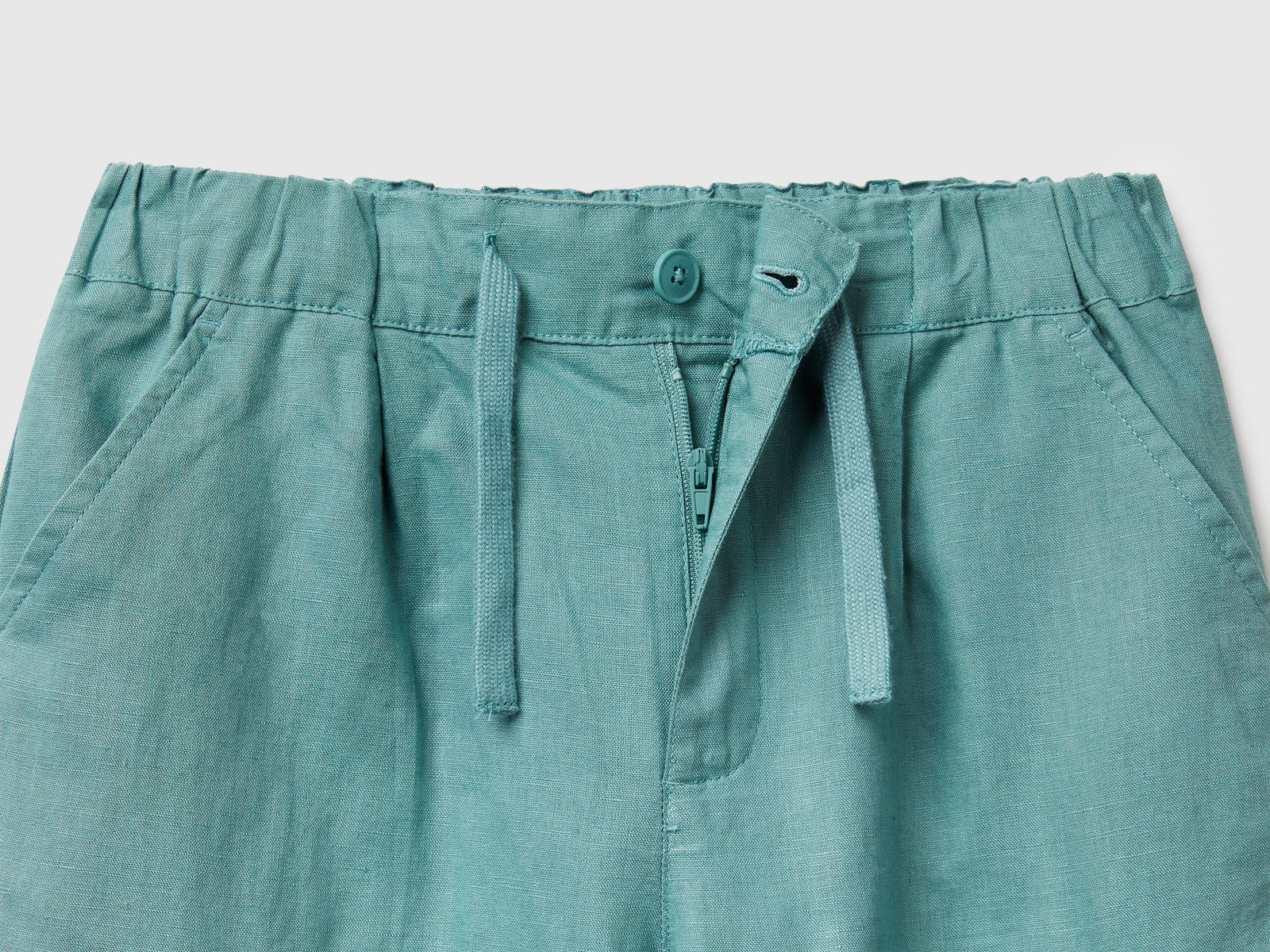 Pantaloni cargo in misto lino da bambina verde acqua 3 | Benetton Outlet