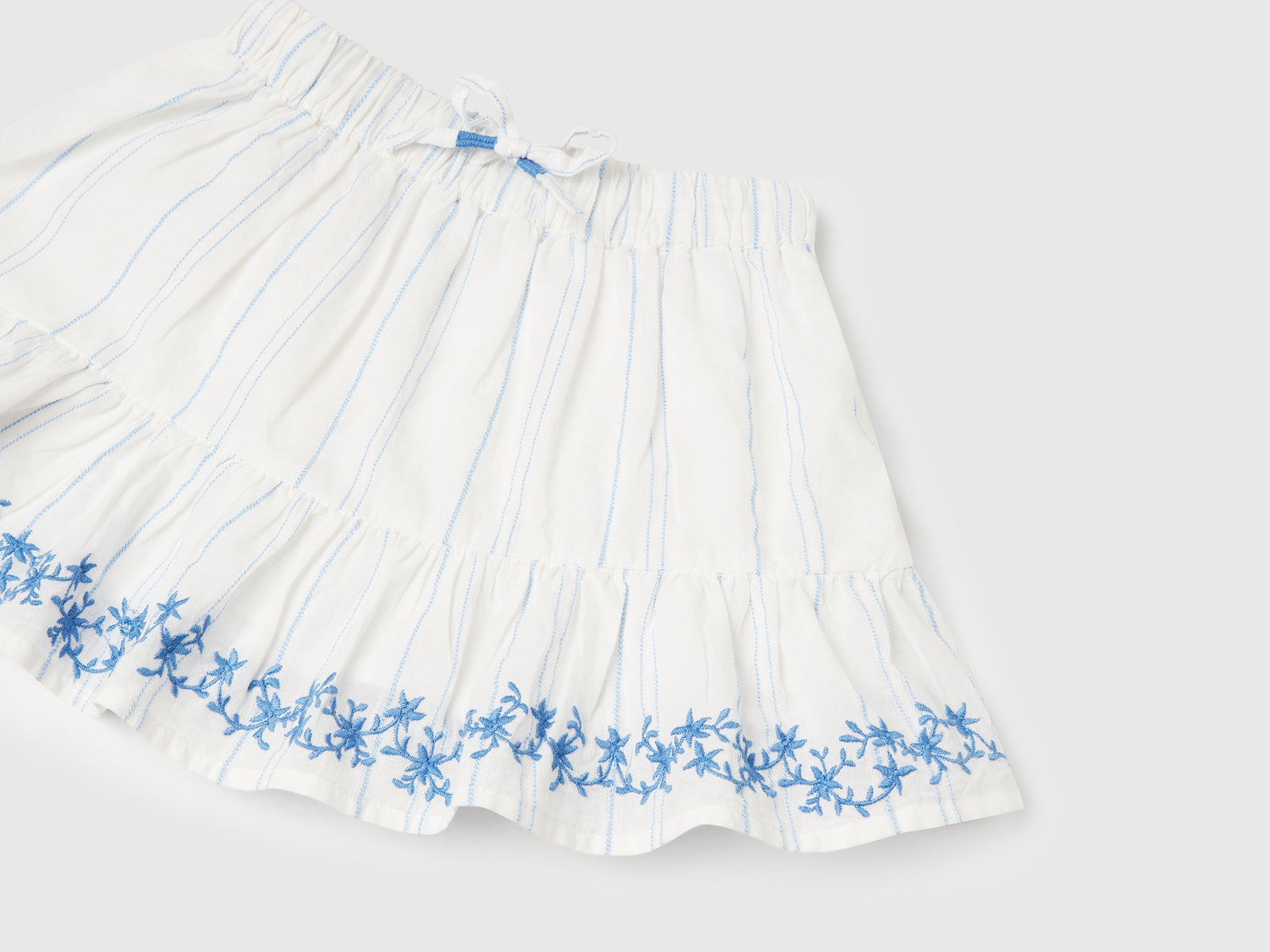 Gonna a righe con ricamo floreale da bimba bianco panna 3 | Benetton Outlet