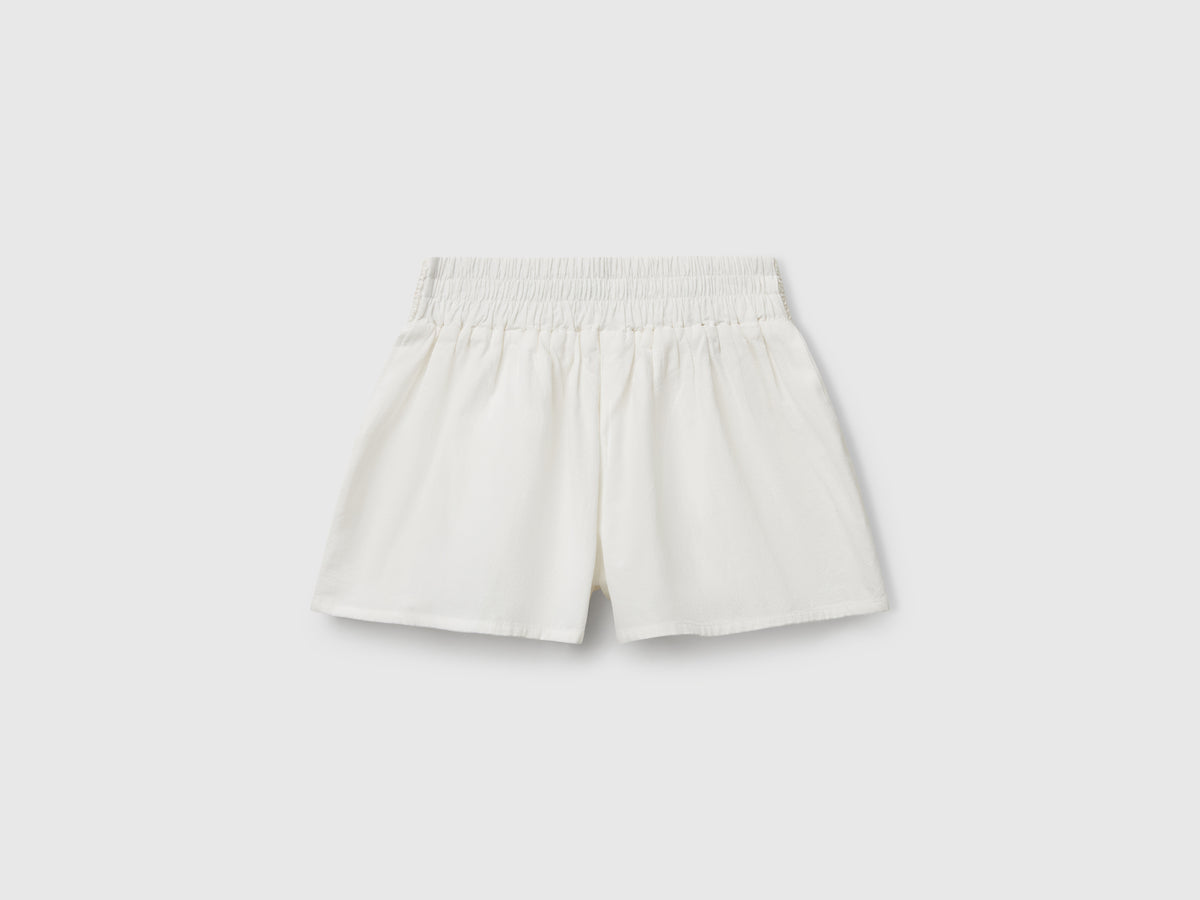 Pantaloni corti con fiori macramè
