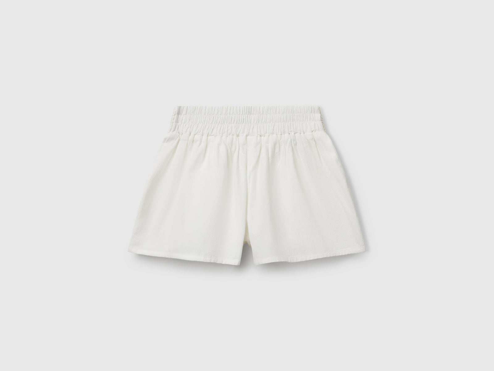 Pantaloni corti con fiori macramè da bimba bianco panna 2 | Benetton Outlet