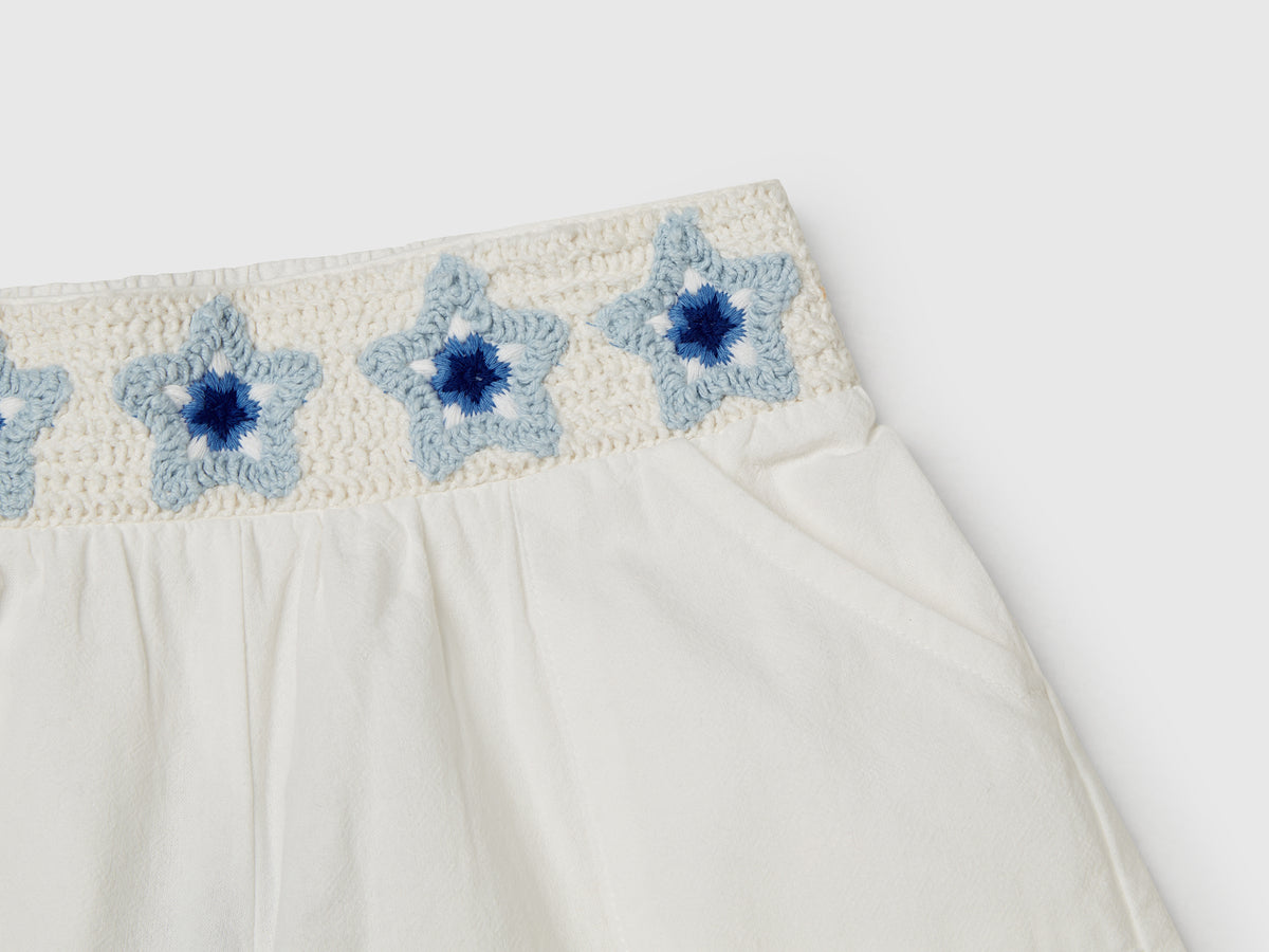 Pantaloni corti con fiori macramè