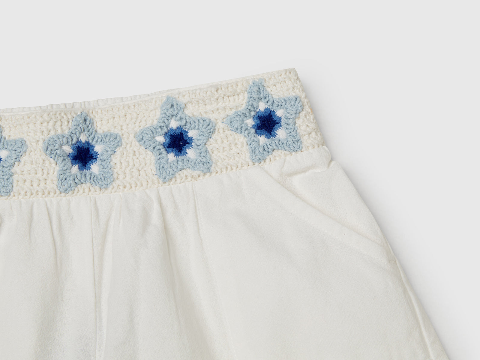 Pantaloni corti con fiori macramè da bimba bianco panna 3 | Benetton Outlet