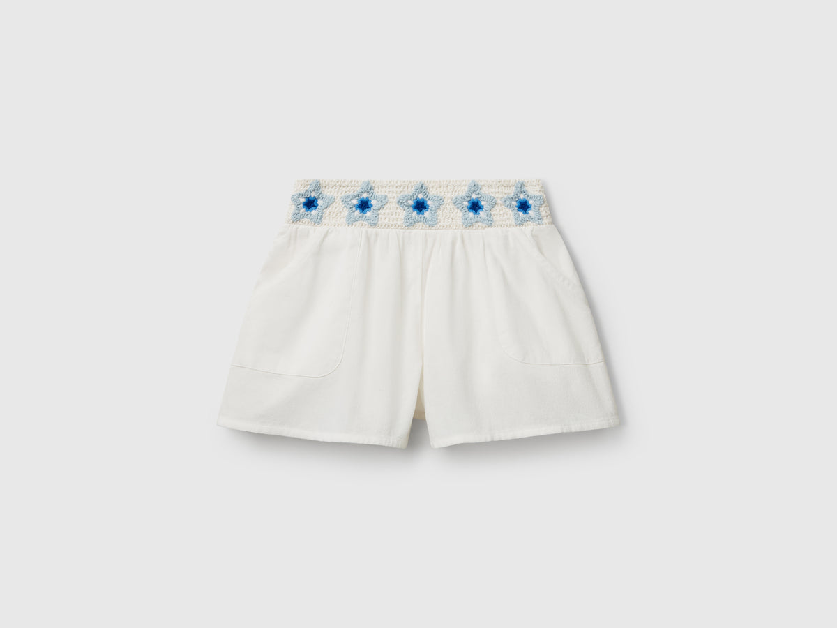 Pantaloni corti con fiori macramè