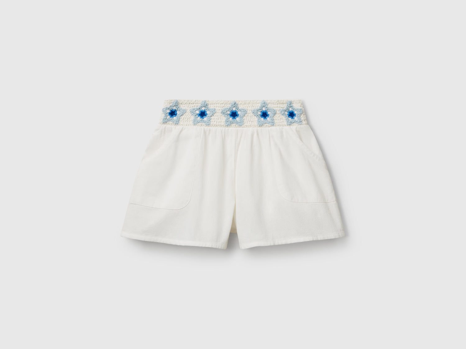 Pantaloni corti con fiori macramè da bimba bianco panna | Benetton Outlet