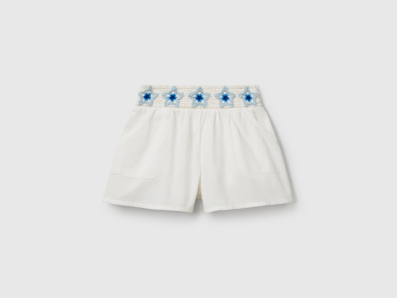 Pantaloni corti con fiori macramè da bimba bianco panna | Benetton Outlet
