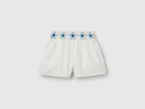 Pantaloni corti con fiori macramè