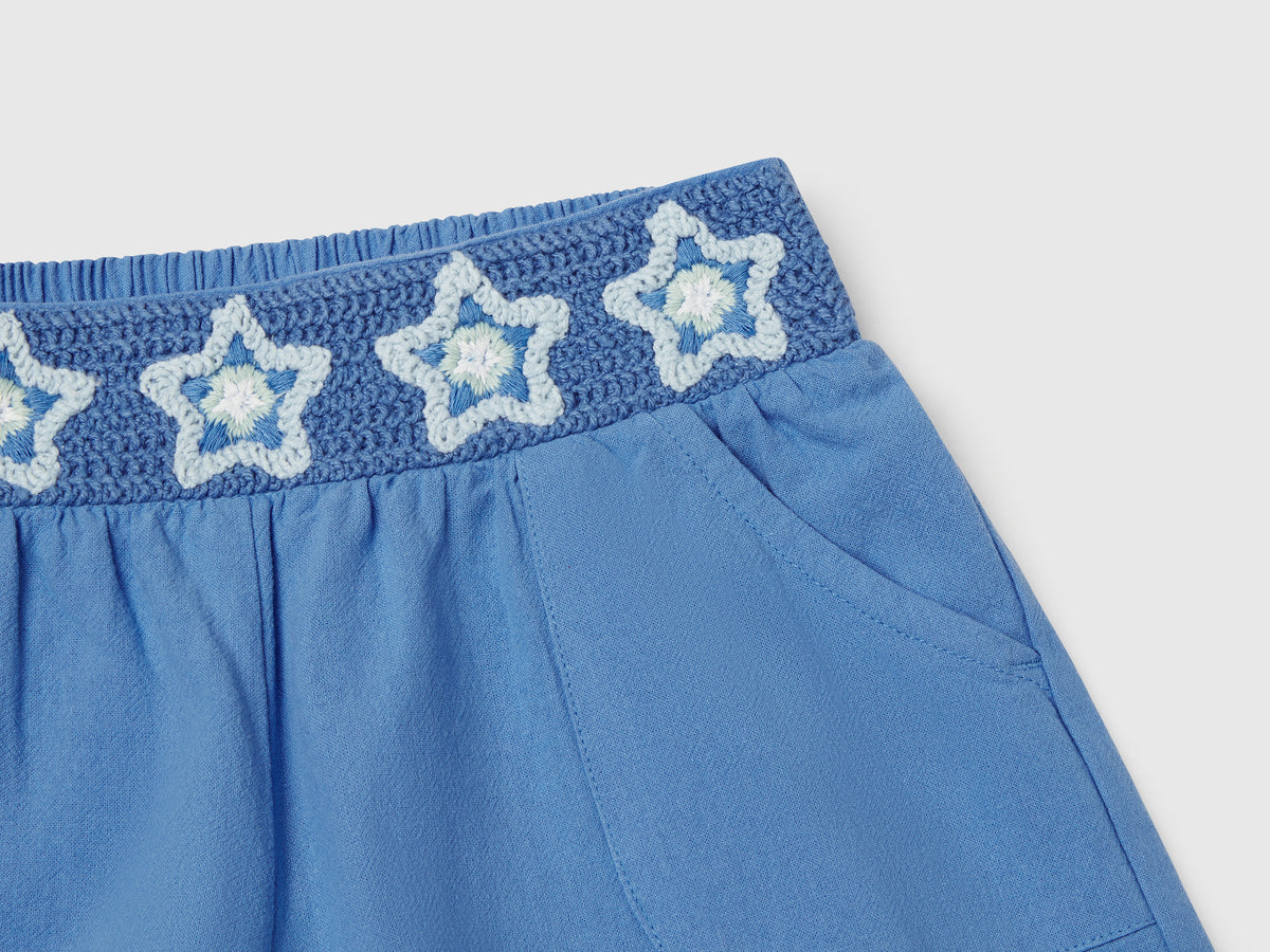 Pantaloni corti con fiori macramè