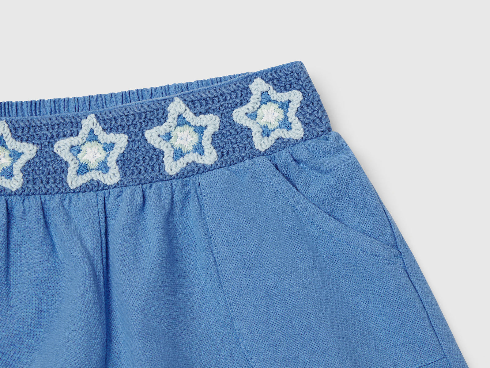 Pantaloni corti con fiori macramè da bimba celeste 3 | Benetton Outlet