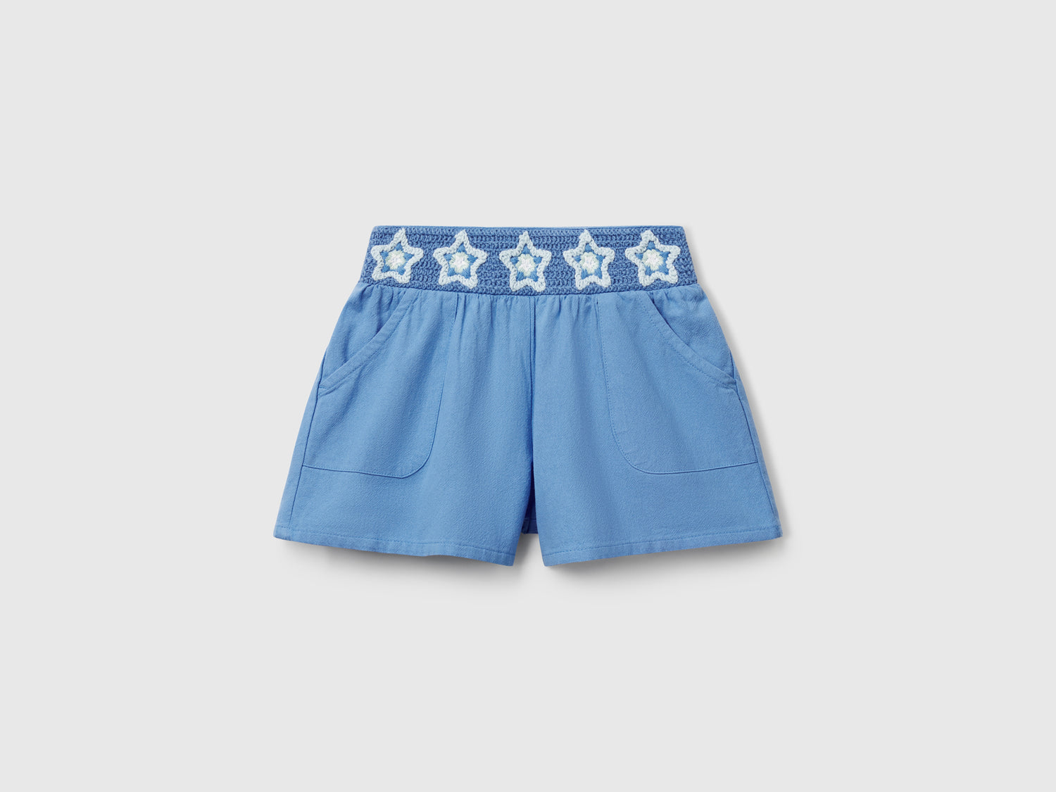 Pantaloni corti con fiori macramè da bimba celeste | Benetton Outlet