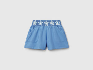Pantaloni corti con fiori macramè