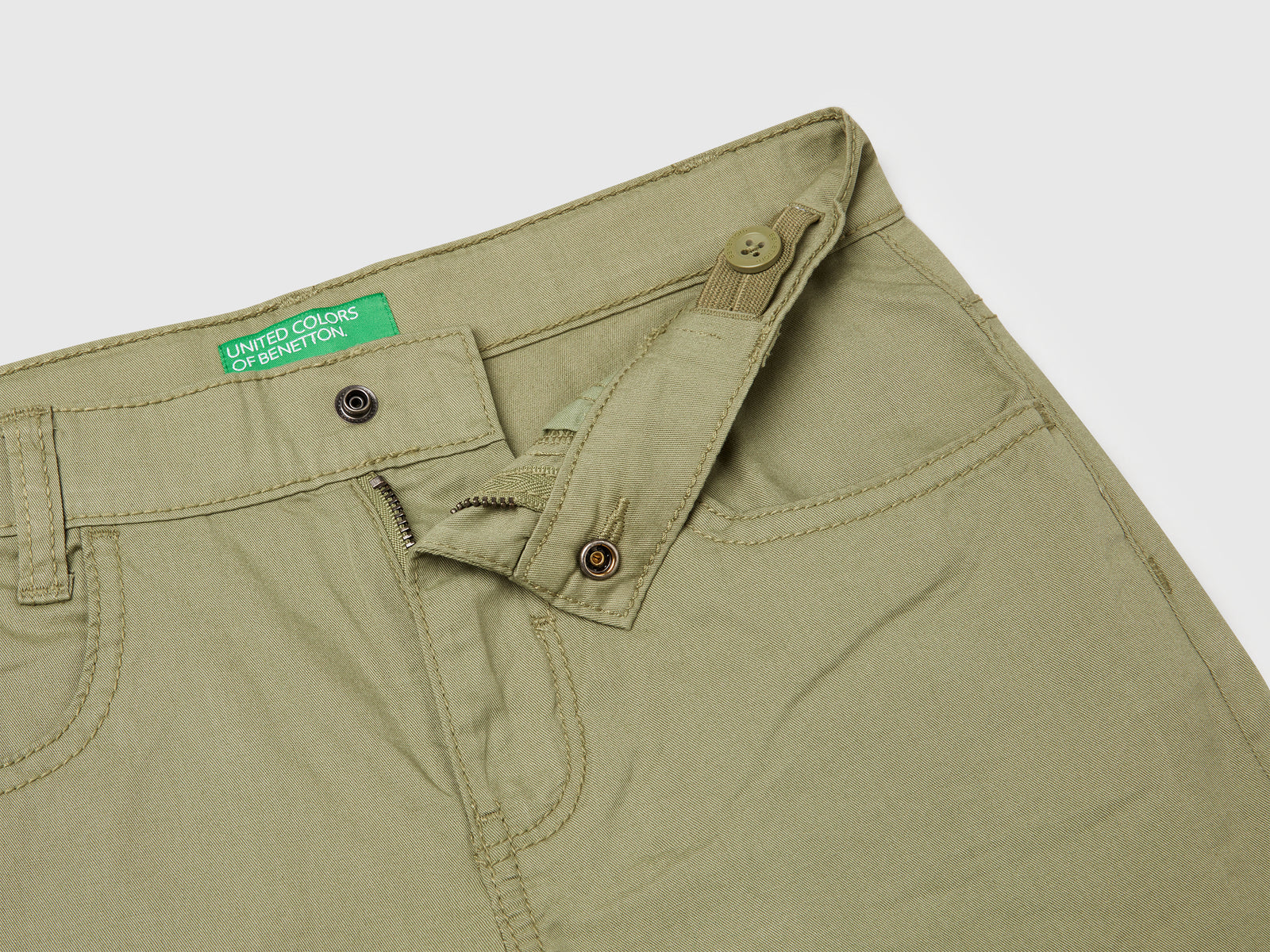 Bermuda leggeri da bambino verde oliva 3 | Benetton Outlet