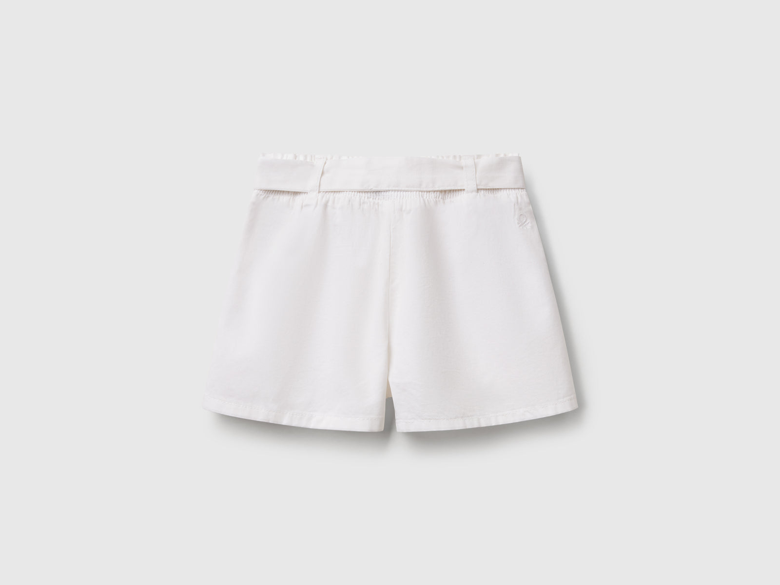 Pantaloni corti con fusciacca da bimba bianco 2 | Benetton Outlet