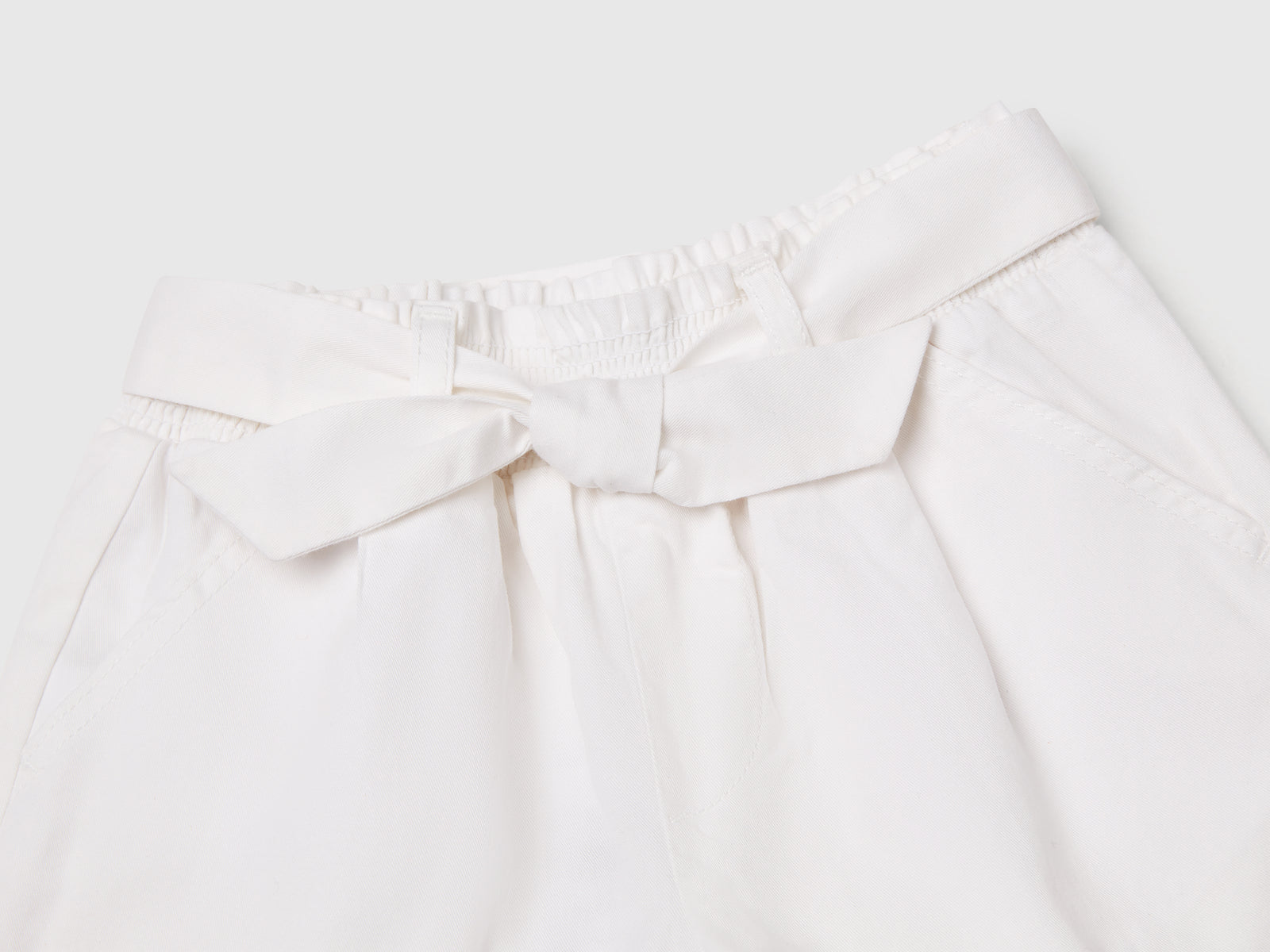Pantaloni corti con fusciacca da bimba bianco 3 | Benetton Outlet