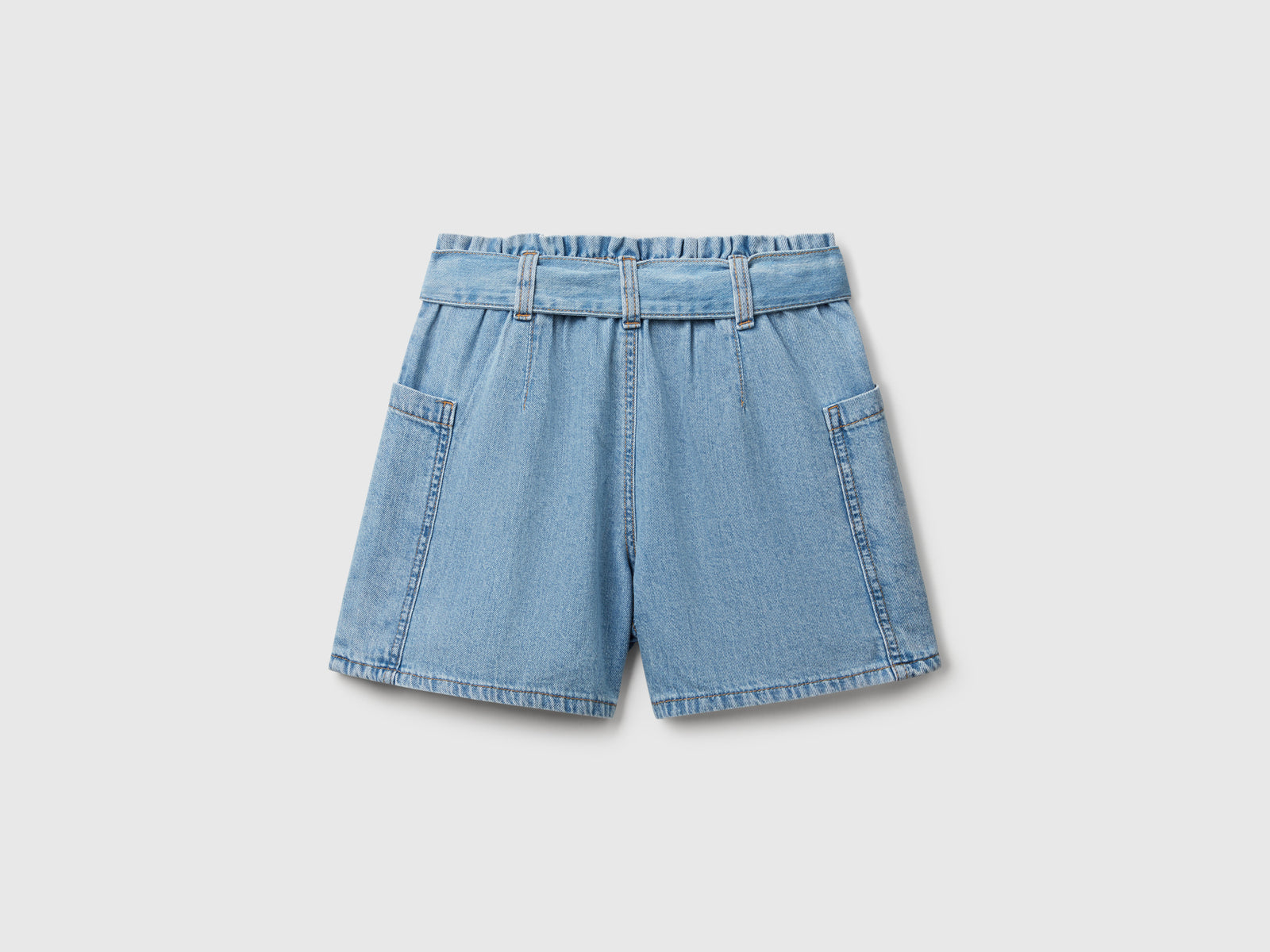 Bermuda paperbag di jeans leggero da bambina azzurro 2 | Benetton Outlet