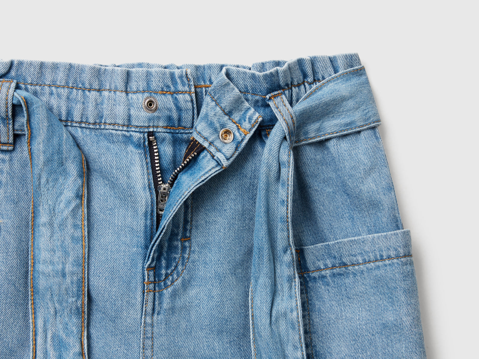 Bermuda paperbag di jeans leggero da bambina azzurro 3 | Benetton Outlet