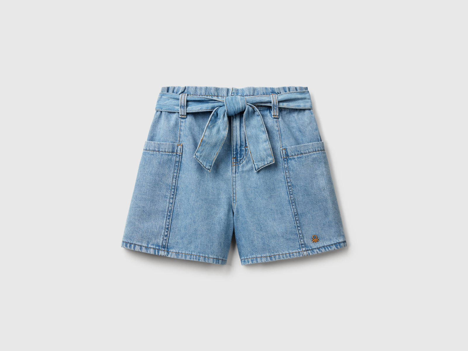Bermuda paperbag di jeans leggero da bambina azzurro | Benetton Outlet