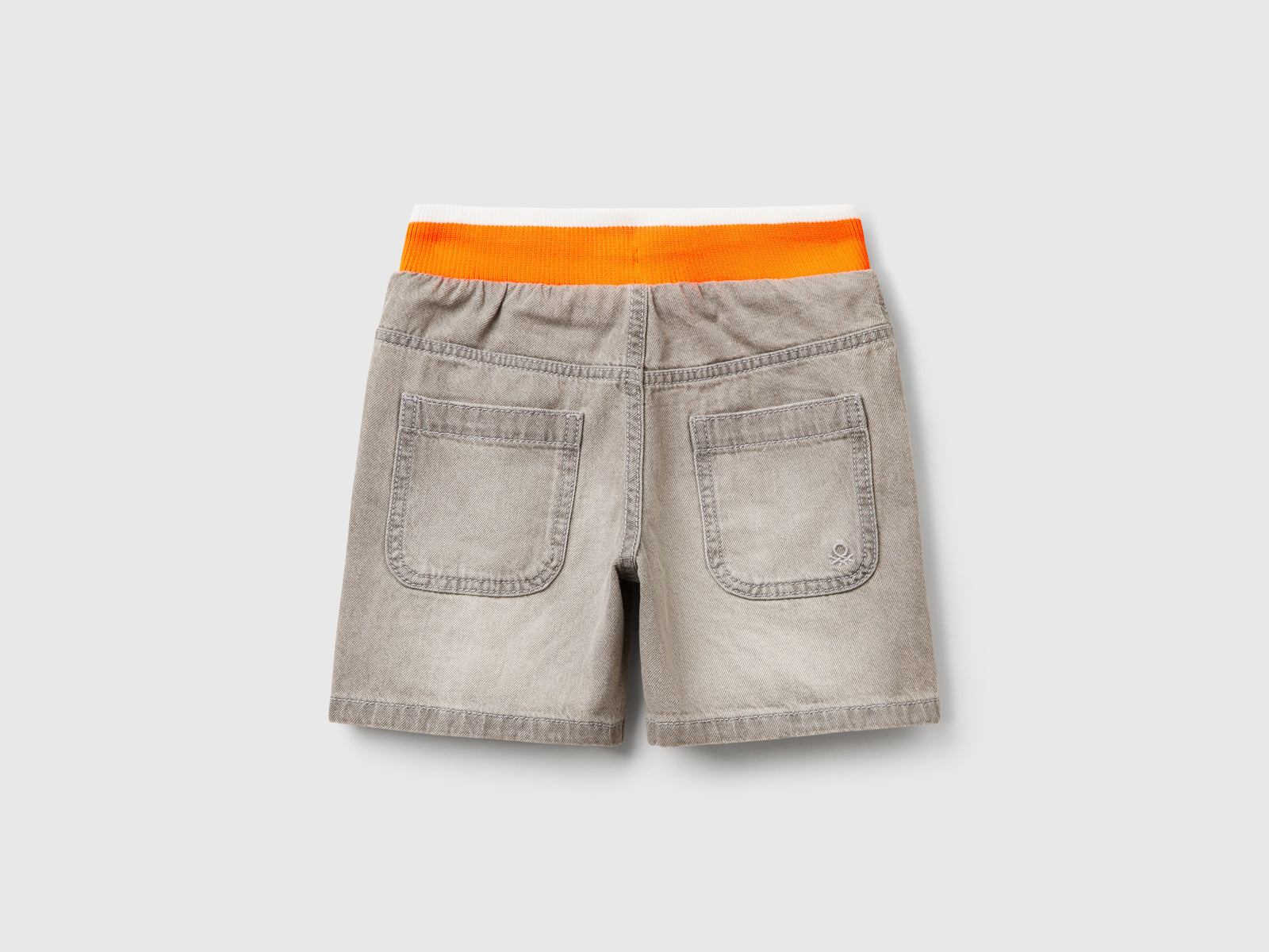 Pantaloni corti di jeans straight da bimbo grigio chiaro 2 | Benetton Outlet