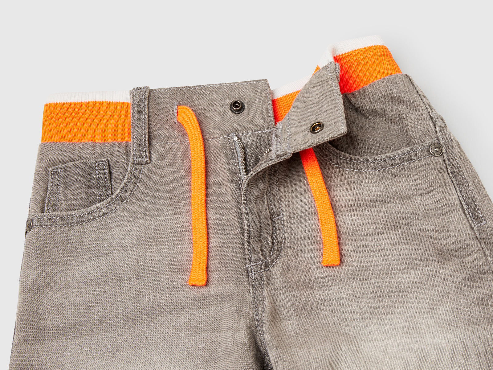Pantaloni corti di jeans straight da bimbo grigio chiaro 3 | Benetton Outlet